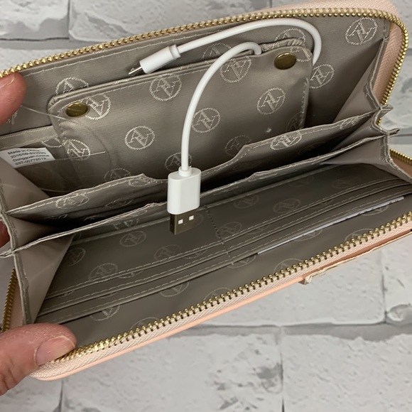 Adrienne Vittadini Light powder pink charging wallet wristlet strap Pockets - Picture 7 of 11